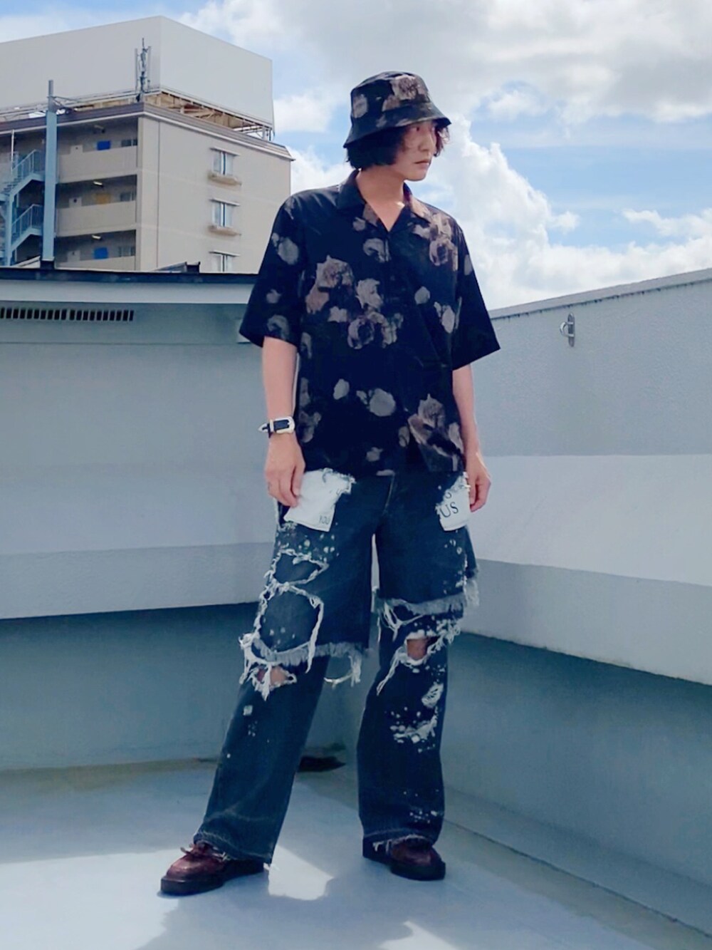 ブラック系のシャツ/ブラウス、ブラック系のデニムパンツ、レッド系のローファーを着用したメンズの秋コーディネートの3枚目の写真