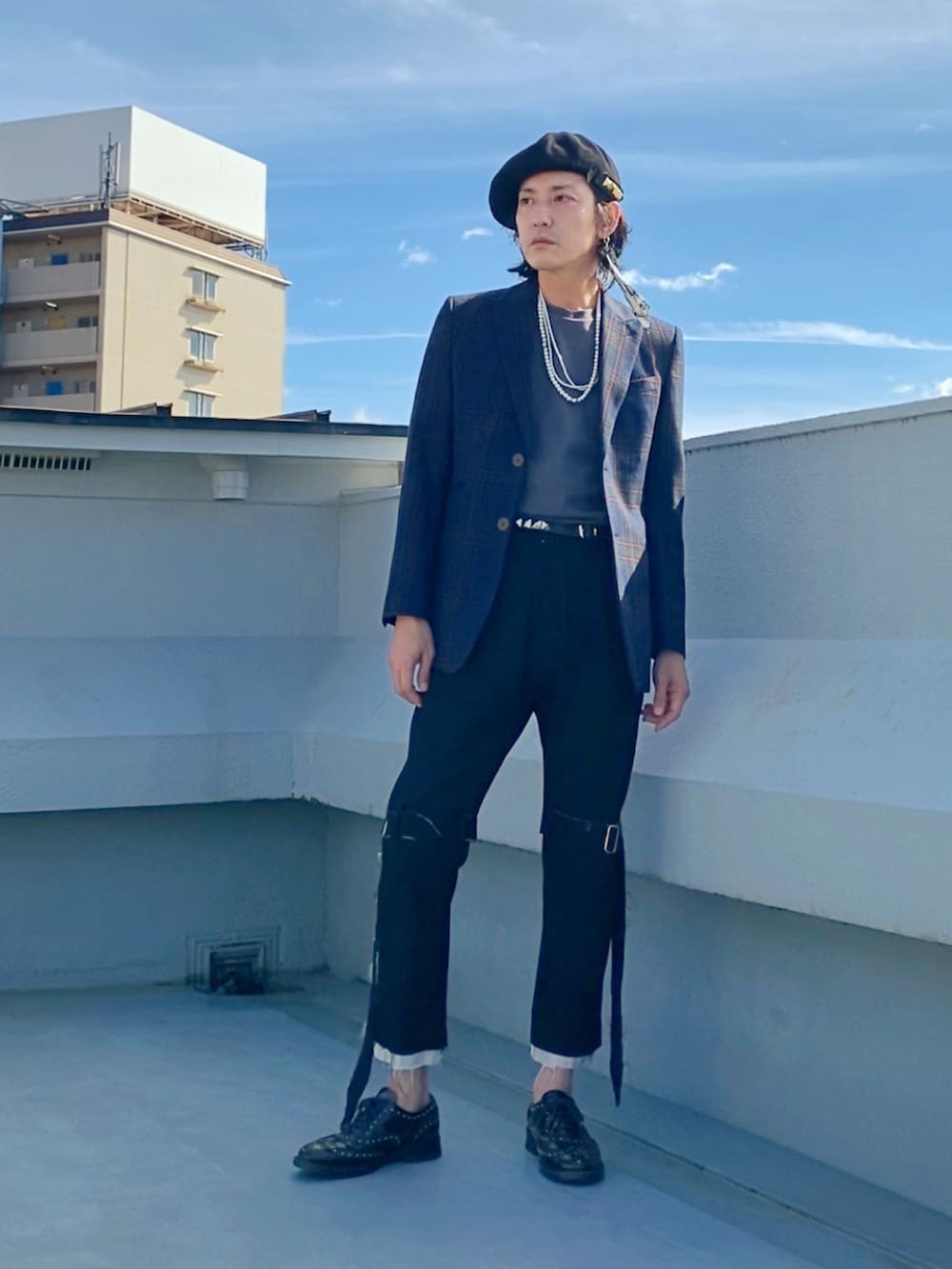 グリーン系のテーラードジャケット、グレー系のTシャツ/カットソー、ブラック系のその他パンツを着用したメンズの秋コーディネートの2枚目の写真