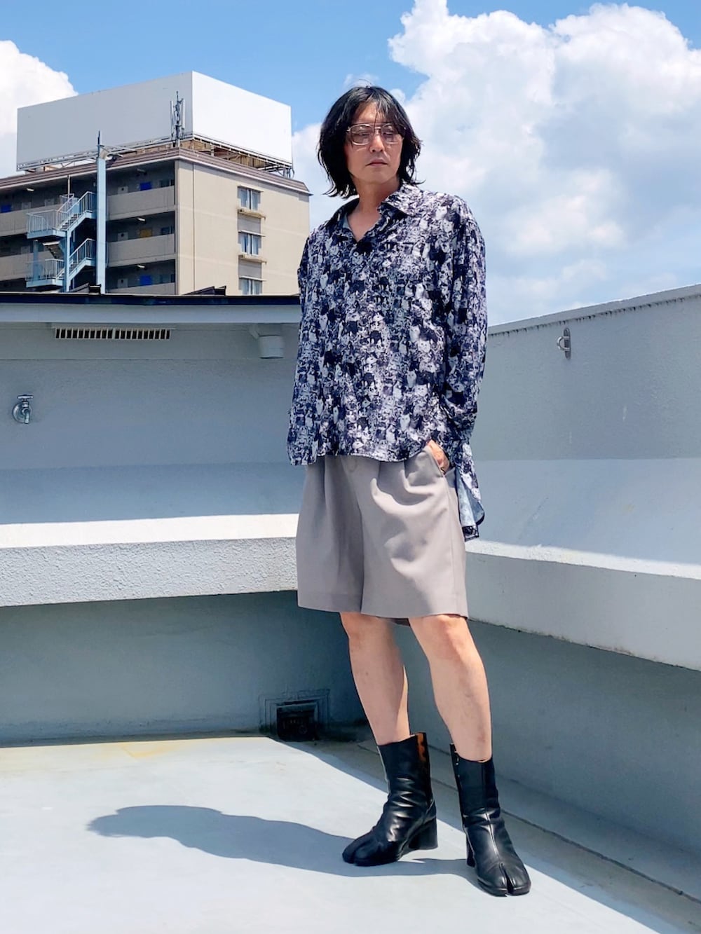 ブラック系のシャツ/ブラウス、ブラック系のブーツ、グレー系のその他パンツを着用したメンズの夏コーディネートの3枚目の写真