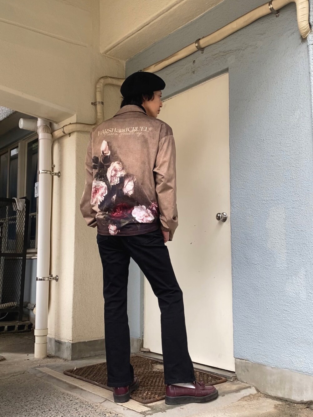 その他のブルゾン、ブラック系のデニムパンツ、レッド系のローファーを着用したメンズの冬コーディネートの3枚目の写真