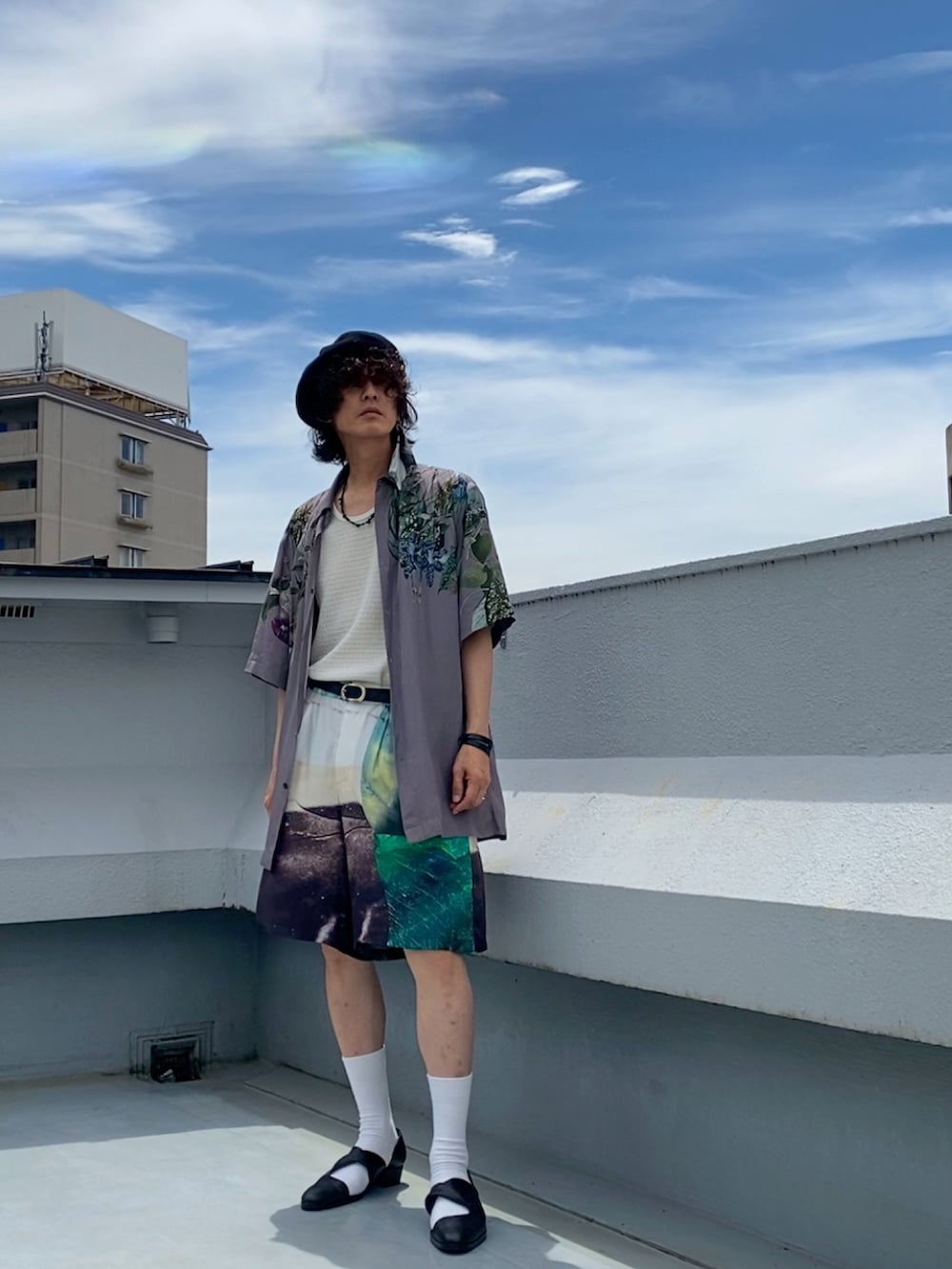 パープル系のシャツ/ブラウス、ホワイト系のタンクトップ、ホワイト系のその他パンツを着用したメンズの夏コーディネートの4枚目の写真