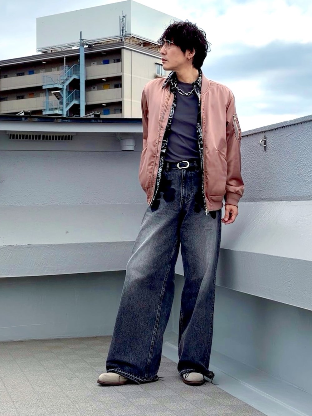 グレー系のTシャツ/カットソー、ブラック系のシャツ/ブラウス、ブラック系のデニムパンツを着用したメンズの春コーディネートの5枚目の写真