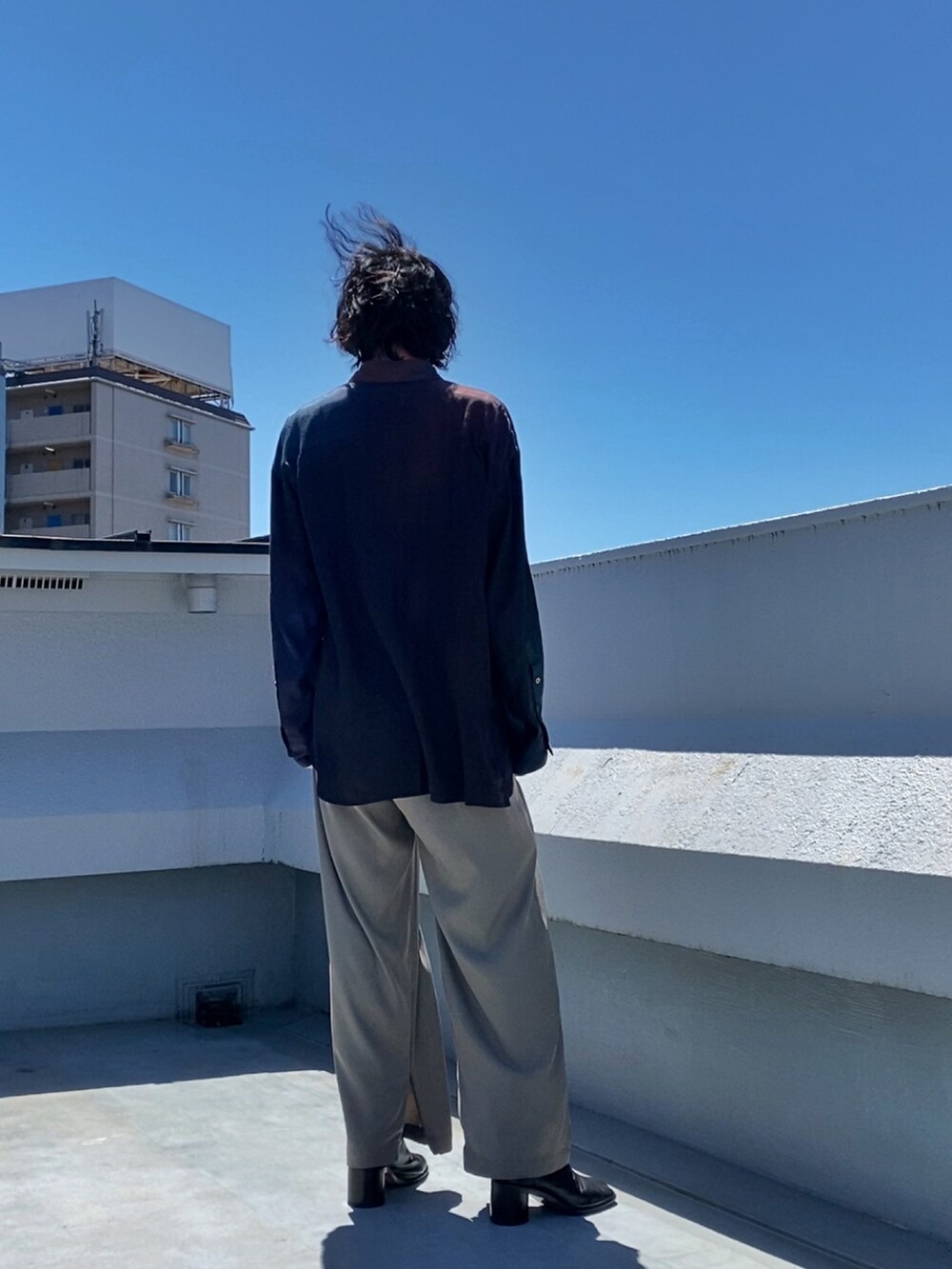 その他のシャツ/ブラウス、ベージュ系のその他パンツ、ブラック系のブーツを着用したメンズの夏コーディネートの5枚目の写真