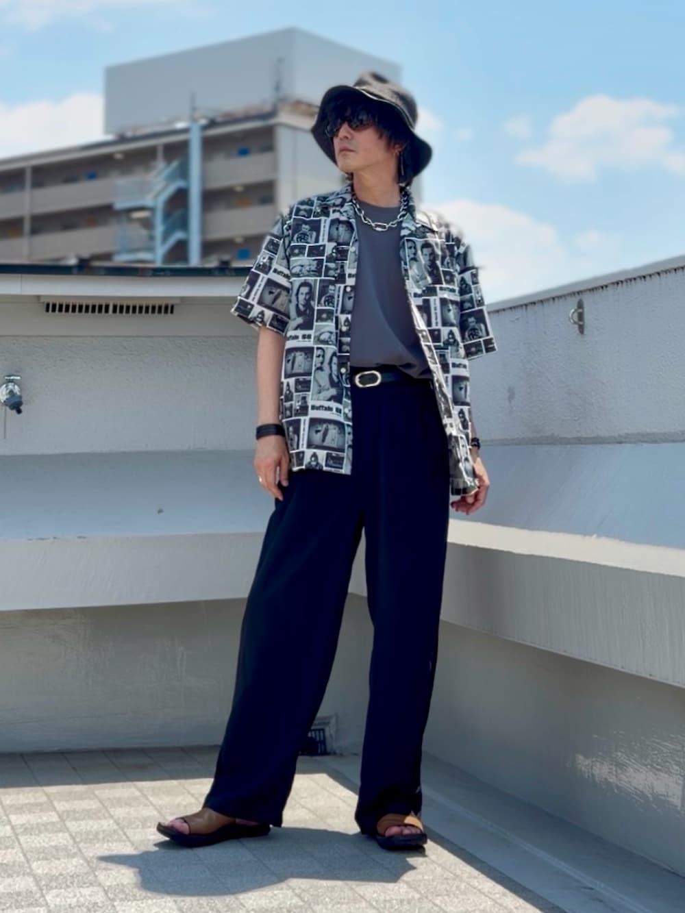 グレー系のTシャツ/カットソー、ホワイト系のシャツ/ブラウス、ブラウン系のサンダルを着用したメンズの夏コーディネートの2枚目の写真