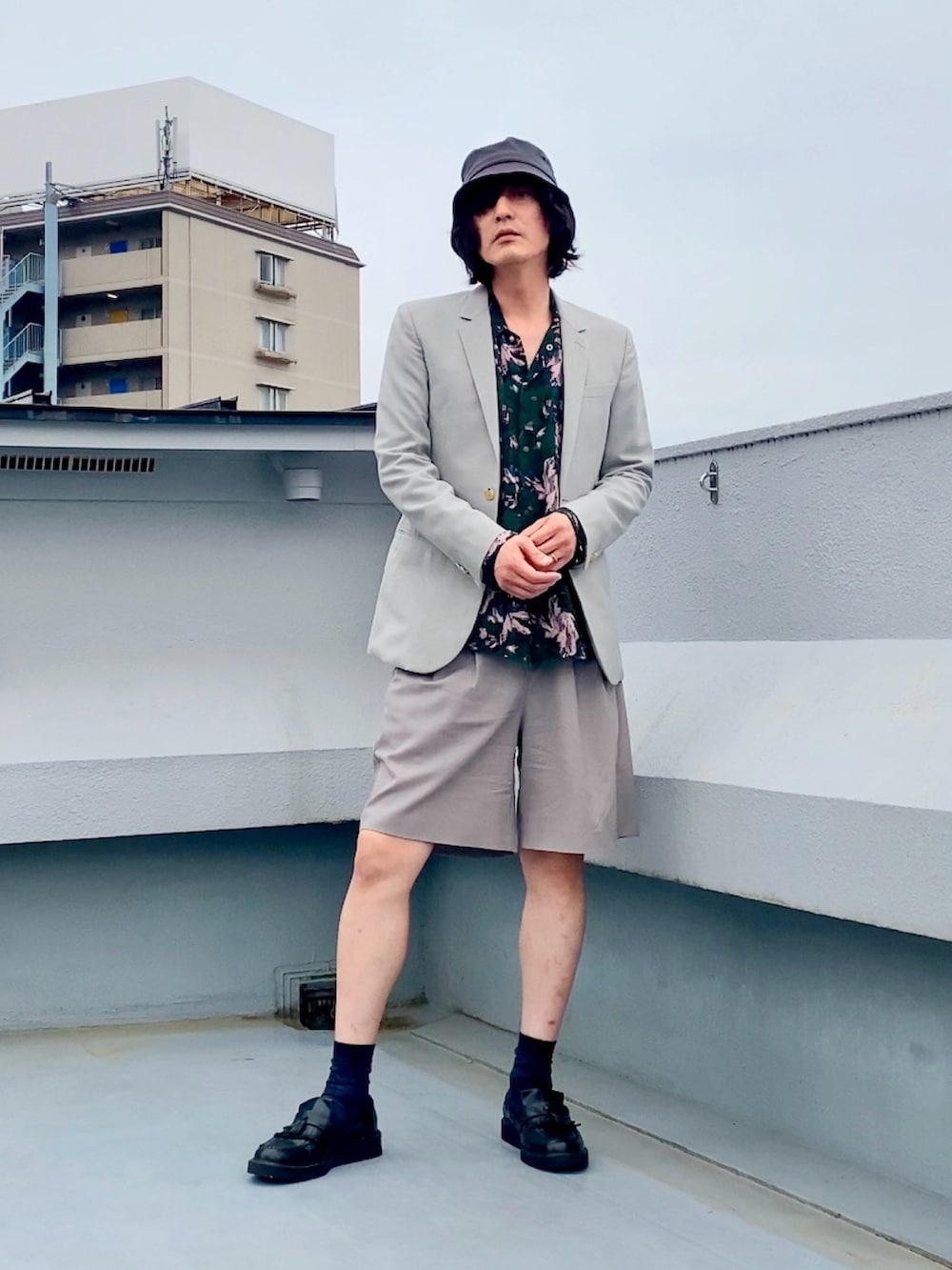 グリーン系のシャツ/ブラウス、グレー系のテーラードジャケット、グレー系のその他パンツを着用したメンズの春コーディネートの3枚目の写真