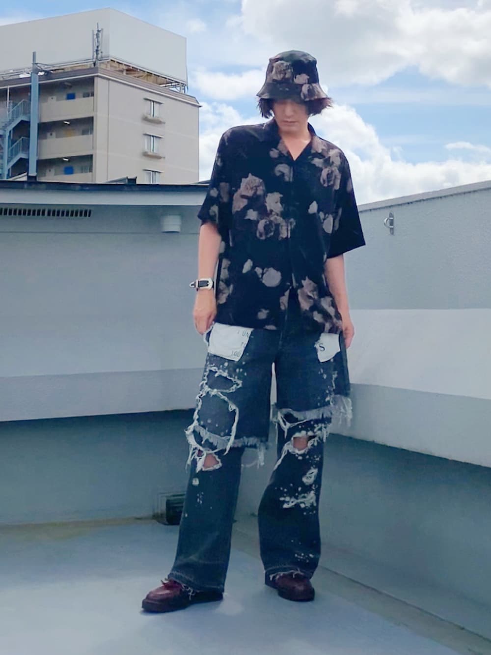 ブラック系のシャツ/ブラウス、ブラック系のデニムパンツ、レッド系のローファーを着用したメンズの秋コーディネートの2枚目の写真