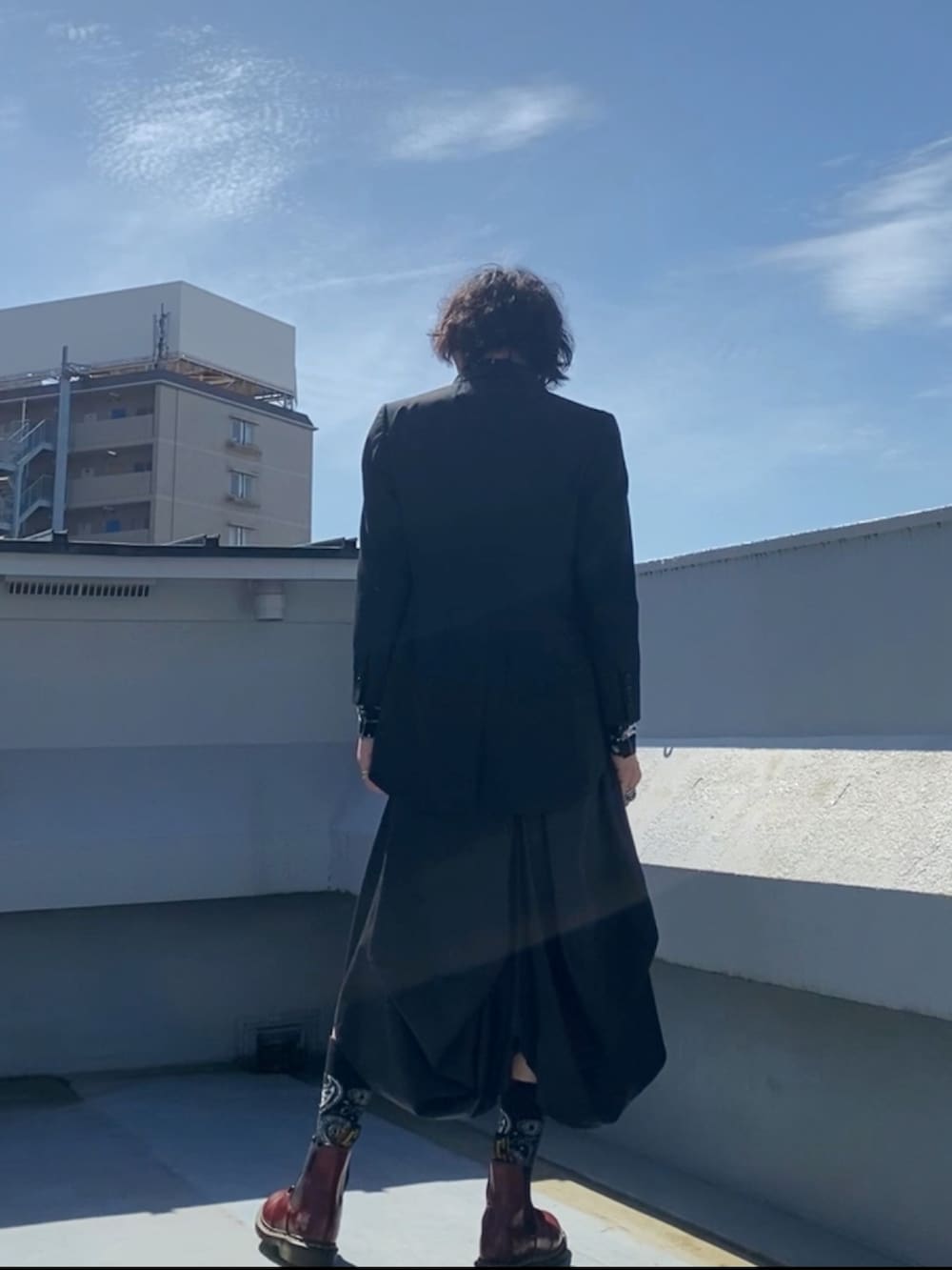 ブラック系のシャツ/ブラウス、ブラック系のテーラードジャケット、ブラック系のスカートを着用したメンズの春コーディネートの4枚目の写真