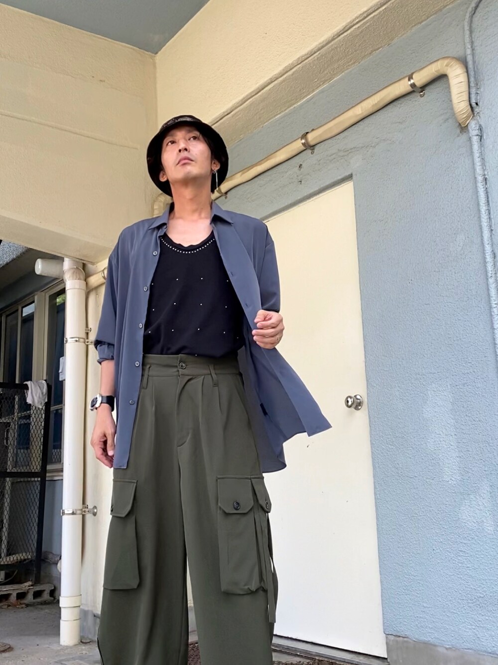 ブラック系のタンクトップ、ブルー系のシャツ/ブラウス、グリーン系のカーゴパンツを着用したメンズの秋コーディネートの3枚目の写真