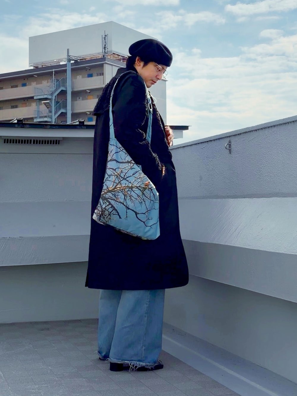 ブルー系のデニムパンツ、ブラック系のブーツ、ブラック系のニット/セーターを着用したメンズの冬コーディネートの3枚目の写真