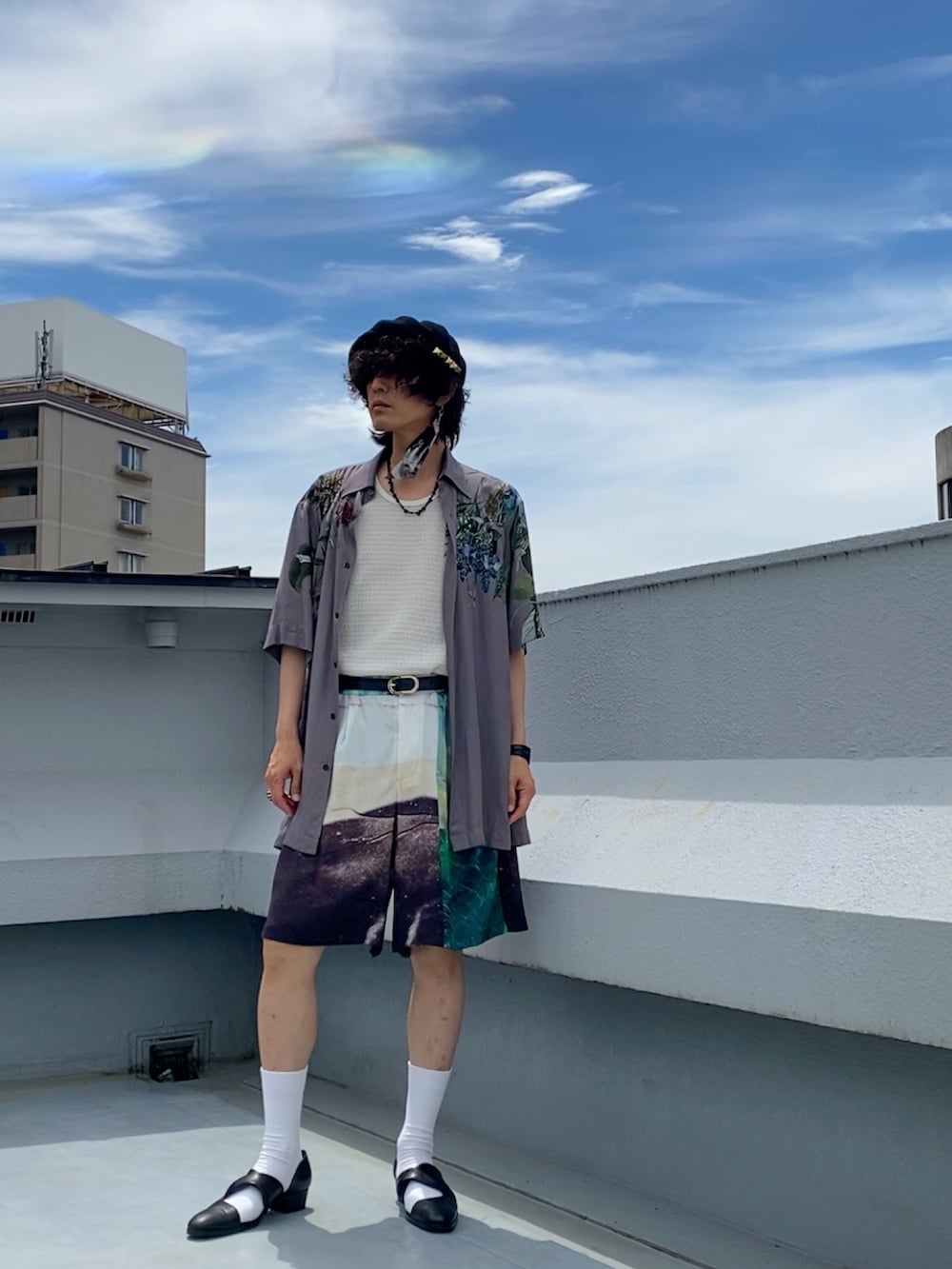 パープル系のシャツ/ブラウス、ホワイト系のタンクトップ、ホワイト系のその他パンツを着用したメンズの夏コーディネートの5枚目の写真