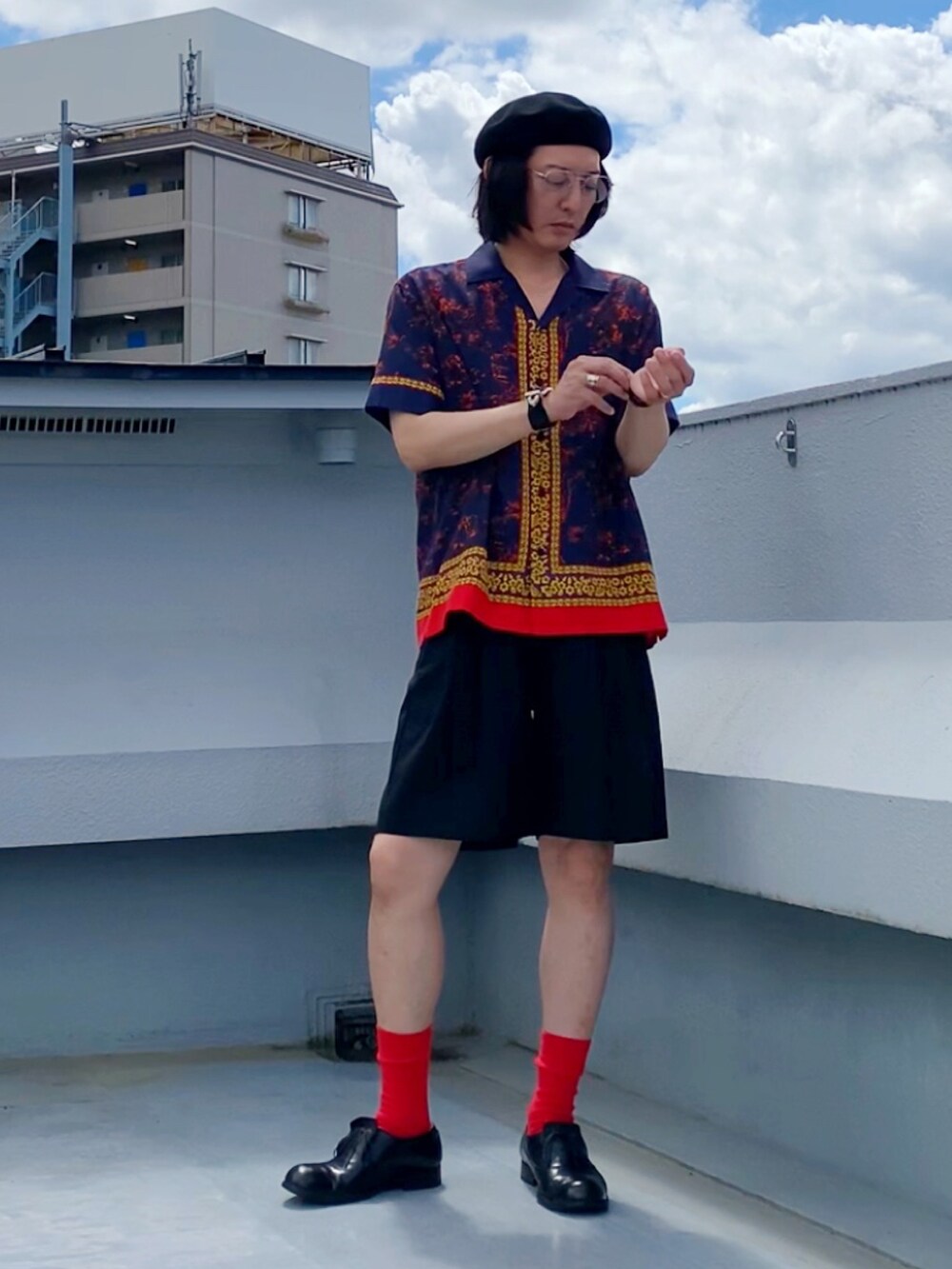 ブルー系のシャツ/ブラウス、ブラック系のスラックス、ブラック系のドレスシューズを着用したメンズの夏コーディネートの2枚目の写真