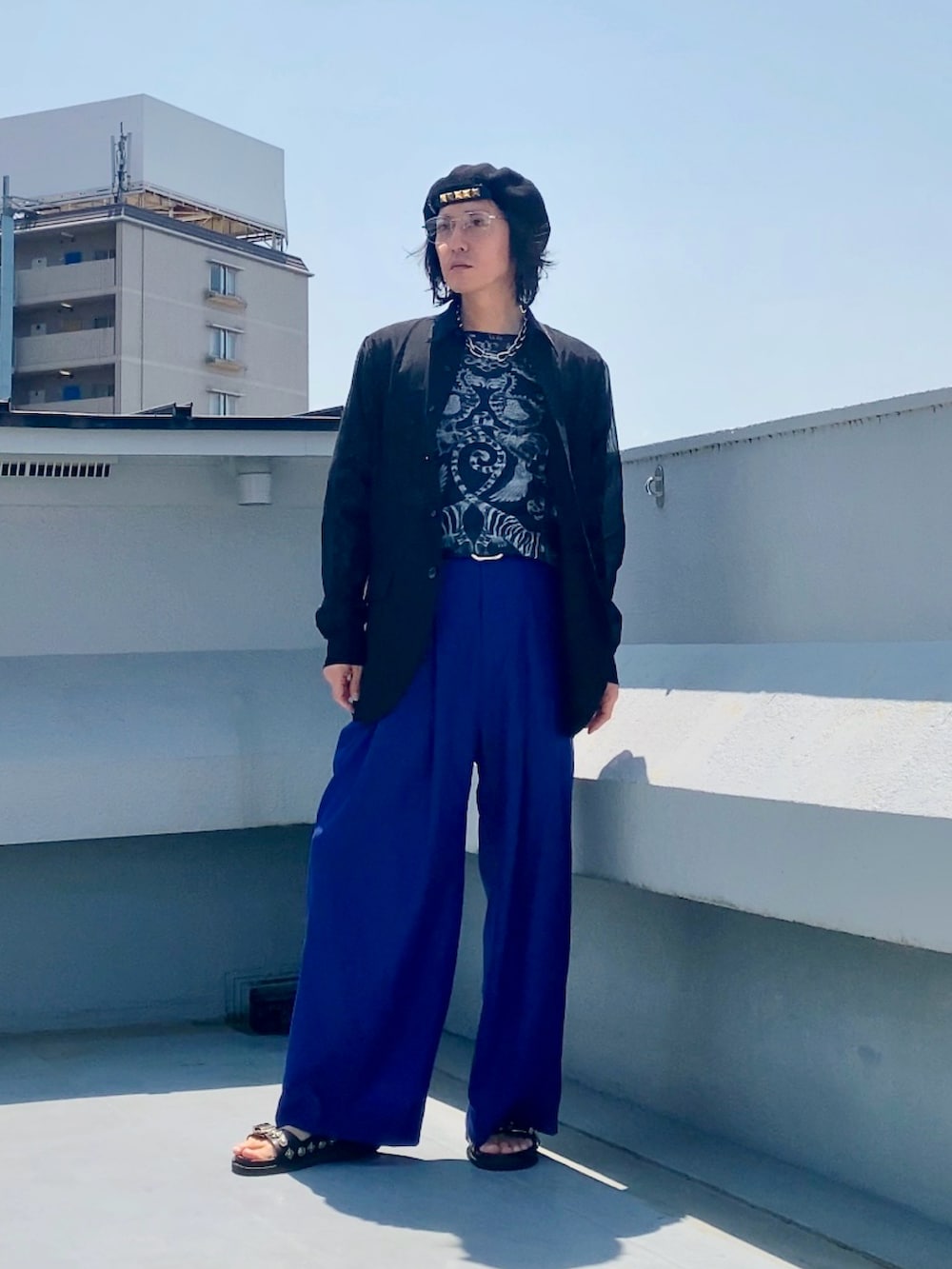 ブラック系のシャツ/ブラウス、ブラック系のTシャツ/カットソー、ブルー系のスラックスを着用したメンズの夏コーディネートの5枚目の写真