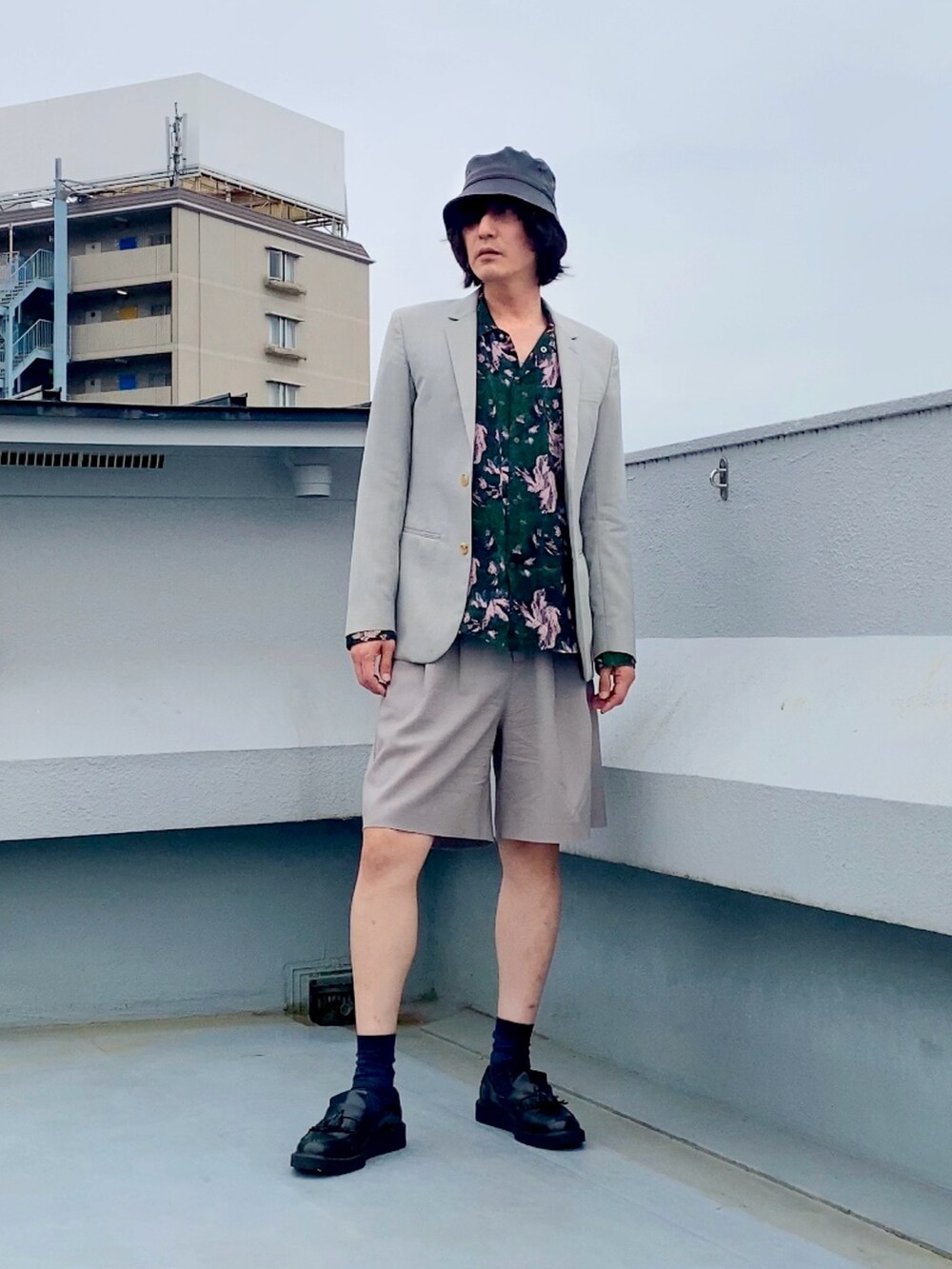 グリーン系のシャツ/ブラウス、グレー系のテーラードジャケット、グレー系のその他パンツを着用したメンズの春コーディネートの5枚目の写真