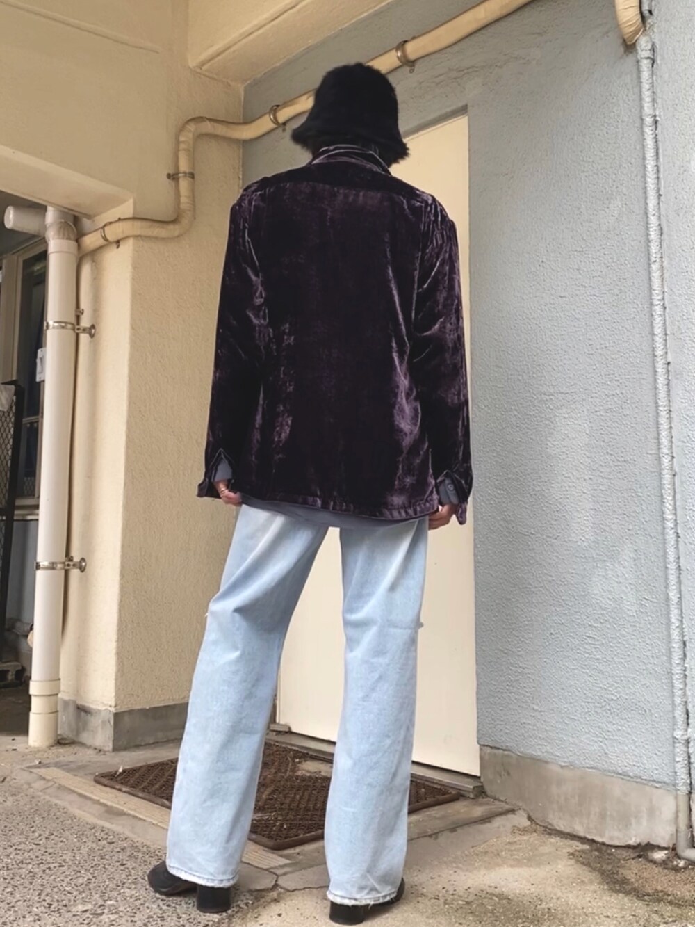 パープル系のシャツ/ブラウス、グレー系のシャツ/ブラウス、ブルー系のデニムパンツを着用したメンズの春コーディネートの4枚目の写真