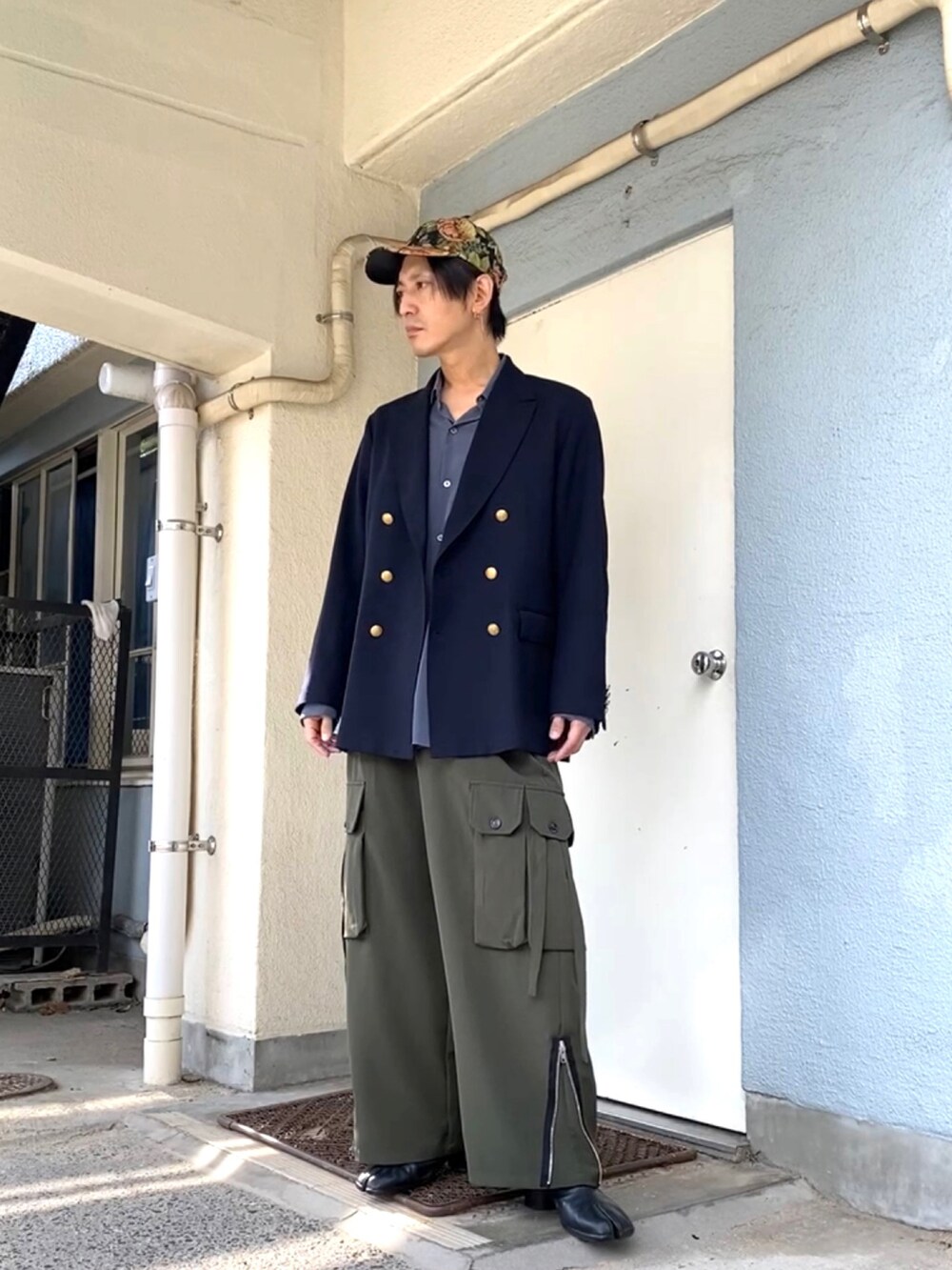 ブルー系のシャツ/ブラウス、グリーン系のカーゴパンツ、ブラック系のブーツを着用したメンズの秋コーディネートの3枚目の写真