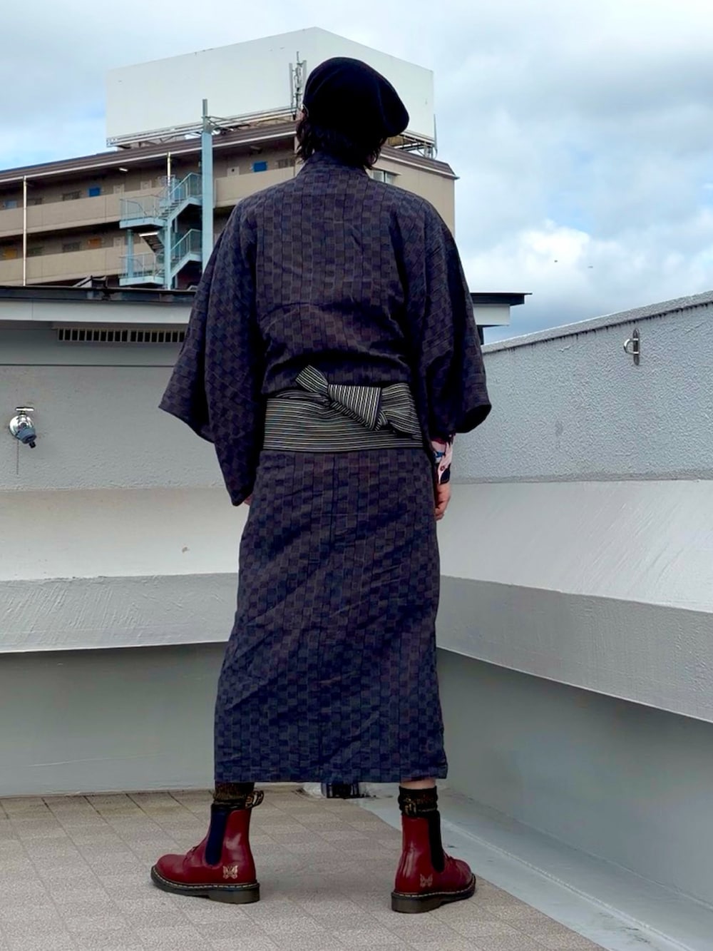 その他のシャツ/ブラウス、レッド系のブーツ、ゴールド系のアクセサリーを着用したメンズの夏コーディネートの4枚目の写真