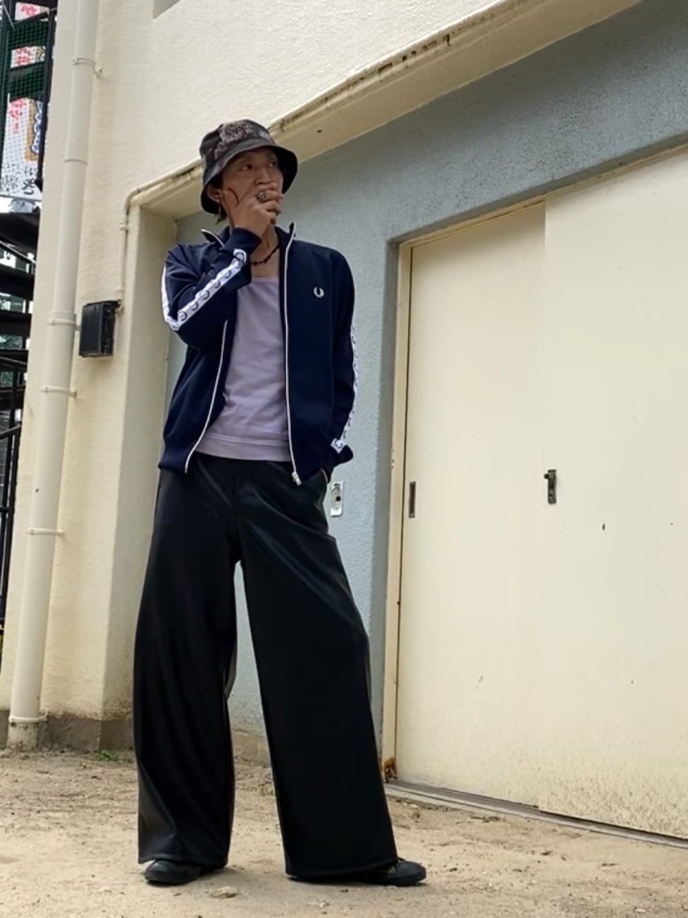 ブルー系のジャージ、ブラック系のその他パンツ、ゴールド系のスニーカーを着用したメンズの秋コーディネートの4枚目の写真