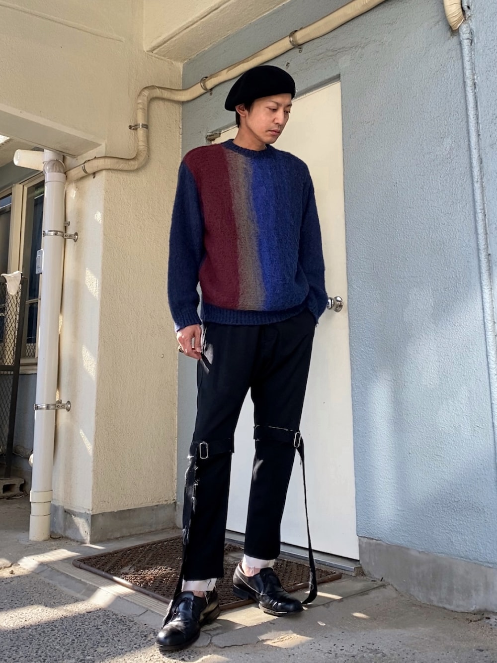 ブルー系のニット/セーター、ブラック系のその他パンツ、ブラック系のドレスシューズを着用したメンズの秋コーディネートの3枚目の写真