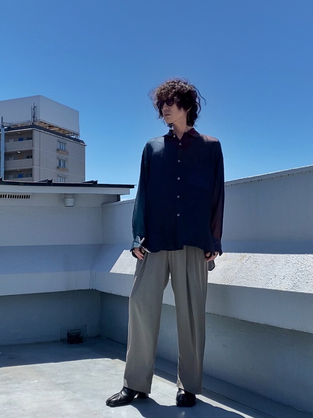 その他のシャツ/ブラウス、ベージュ系のその他パンツ、ブラック系のブーツを着用したメンズの夏コーディネートの4枚目の写真