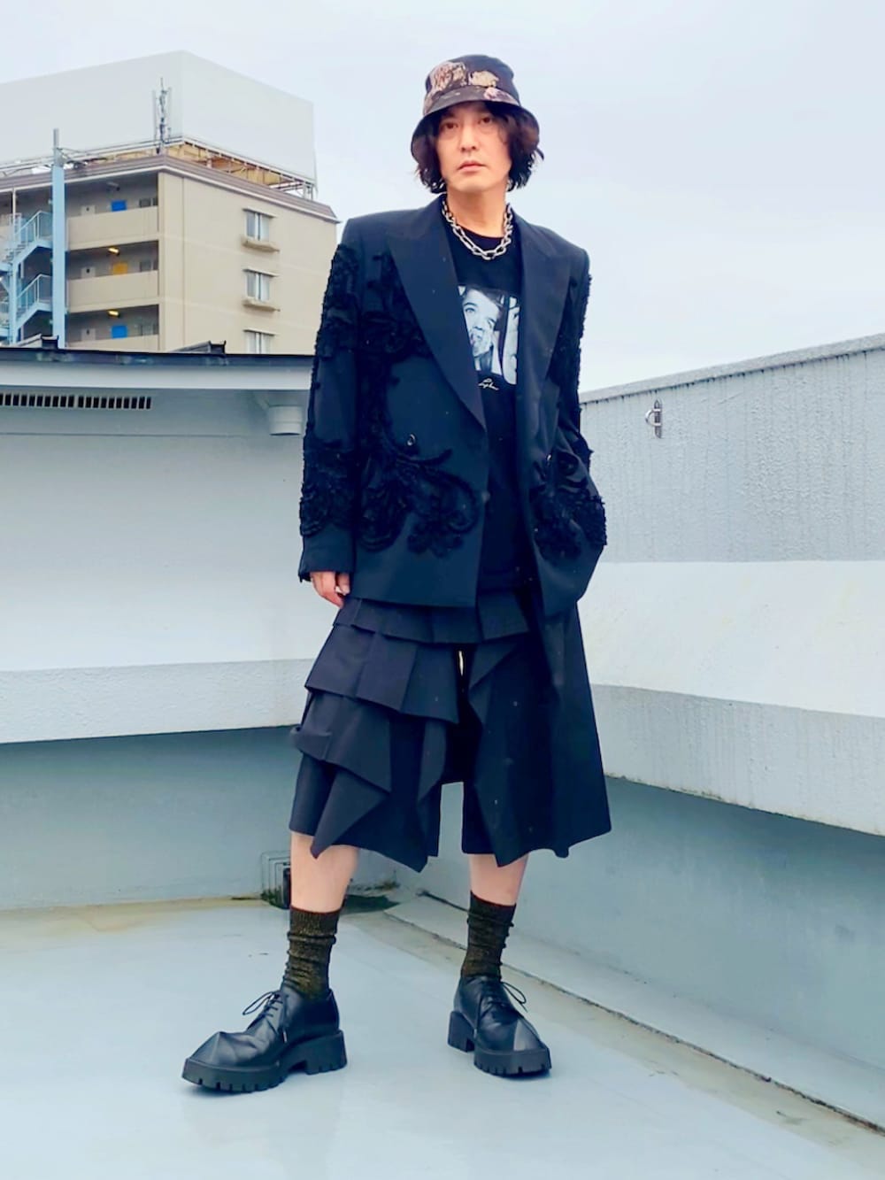 ブラック系のTシャツ/カットソー、ブラック系のテーラードジャケット、ブラック系のパンツを着用したメンズの秋コーディネートの2枚目の写真