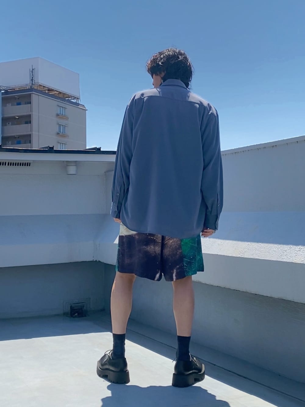 ブラック系のTシャツ/カットソー、ブルー系のシャツ/ブラウス、ホワイト系のその他パンツを着用したメンズの夏コーディネートの4枚目の写真