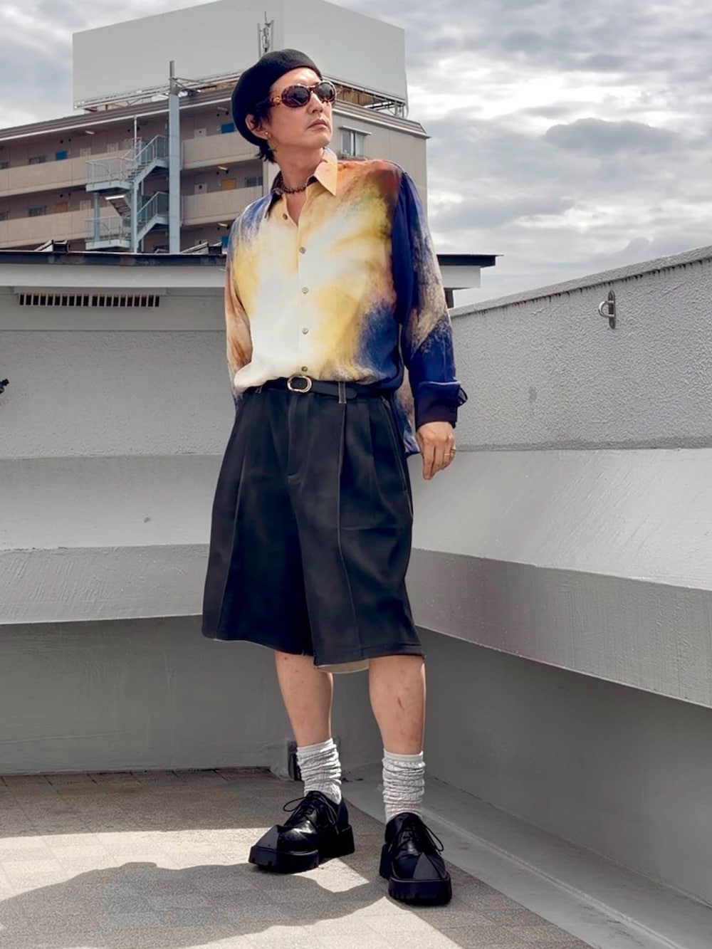 オレンジ系のシャツ/ブラウス、ブラック系のその他パンツ、ブラック系のドレスシューズを着用したメンズの秋コーディネートの2枚目の写真