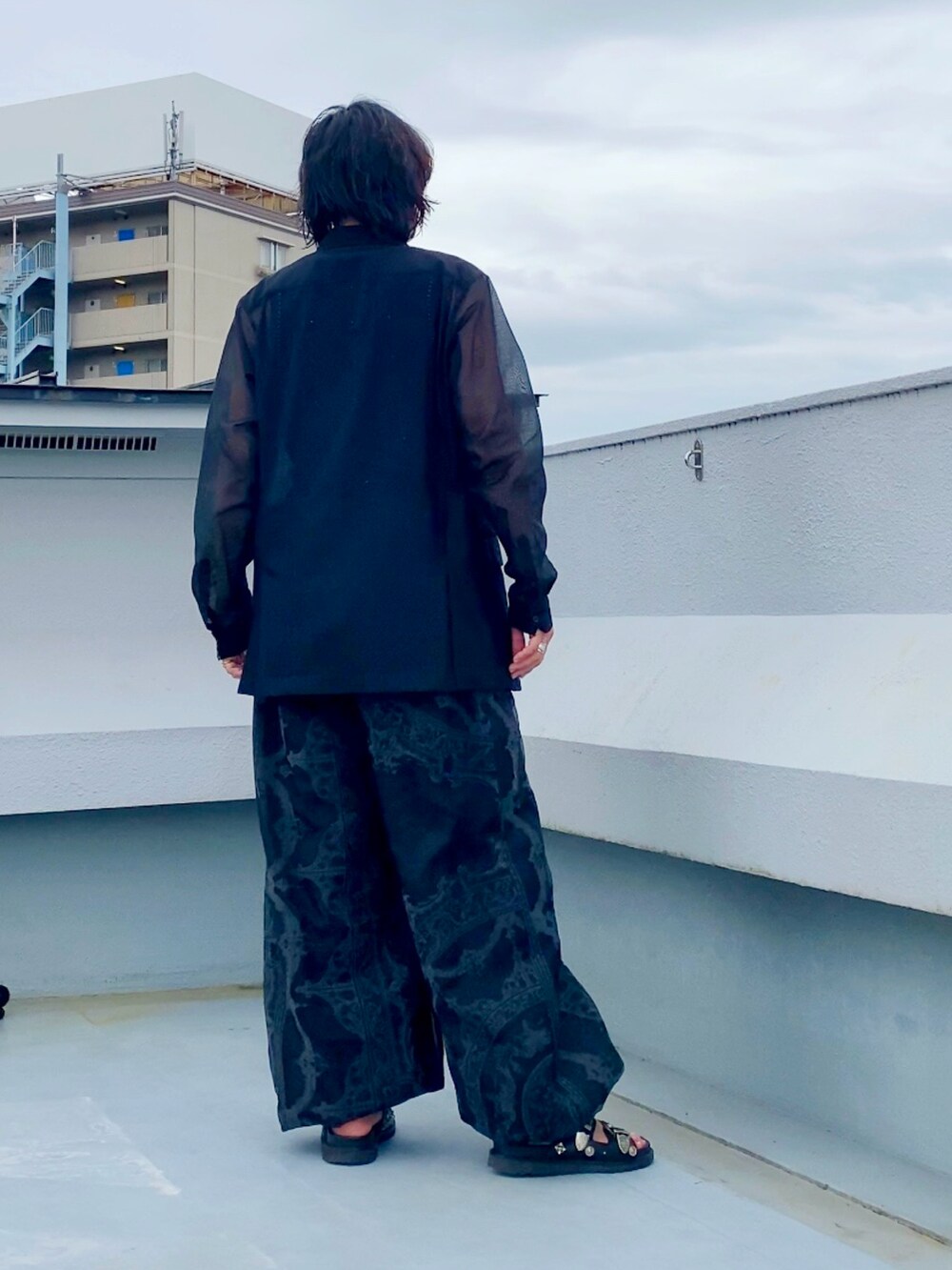 ブラック系のシャツ/ブラウス、ブラック系のサンダル、ブラック系のタンクトップを着用したメンズの夏コーディネートの5枚目の写真