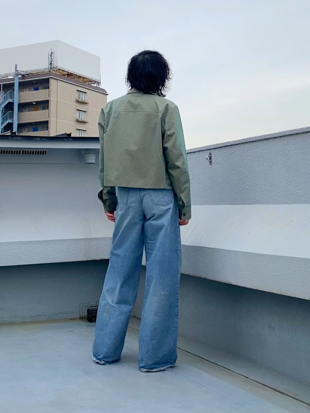 グリーン系のブルゾン、ホワイト系のシャツ/ブラウス、グレー系のネクタイを着用したメンズの春コーディネートの5枚目の写真