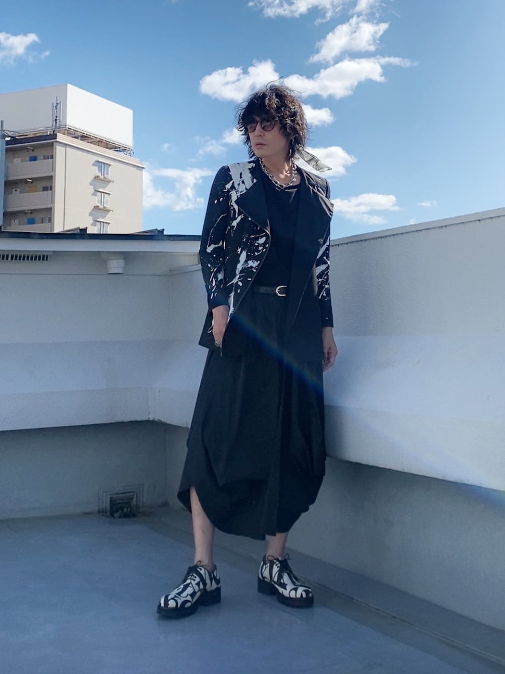 ブラック系のライダースジャケット、グレー系のTシャツ/カットソー、ブラック系のスカートを着用したメンズの秋コーディネートの2枚目の写真