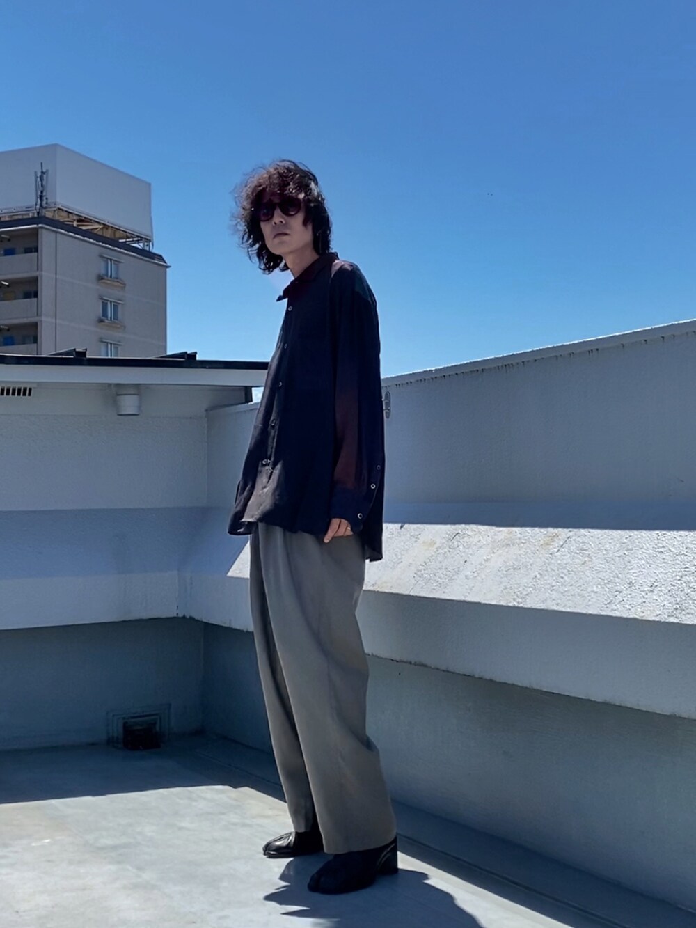 その他のシャツ/ブラウス、ベージュ系のその他パンツ、ブラック系のブーツを着用したメンズの夏コーディネートの3枚目の写真