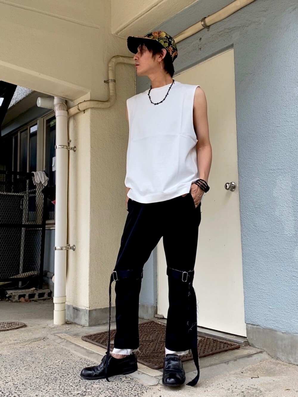 ブラック系のその他パンツ、ブラック系のドレスシューズ、ホワイト系のTシャツ/カットソーを着用したメンズの秋コーディネートの3枚目の写真