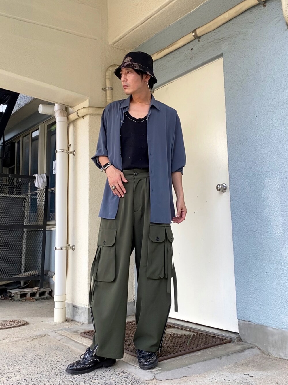 ブラック系のタンクトップ、ブルー系のシャツ/ブラウス、グリーン系のカーゴパンツを着用したメンズの秋コーディネートの2枚目の写真