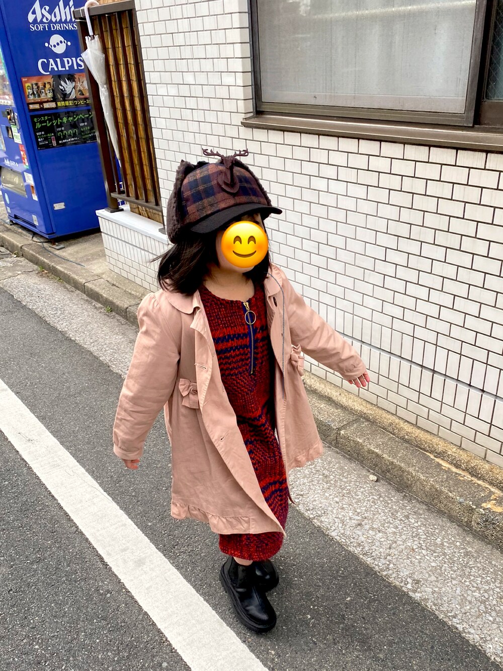 ブラック系のニット/セーター、ブラウン系のチェスターコート、ブラック系のその他パンツを着用したメンズの冬コーディネートの4枚目の写真