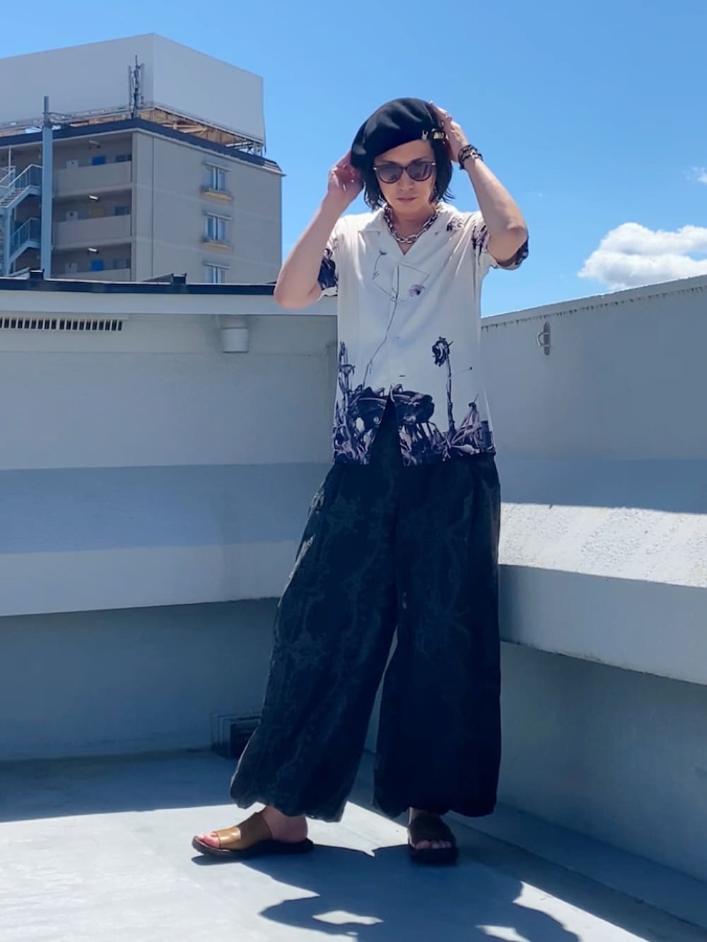 ブラウン系のサンダル、ホワイト系のシャツ/ブラウス、ブラック系のその他パンツを着用したメンズの夏コーディネートの3枚目の写真