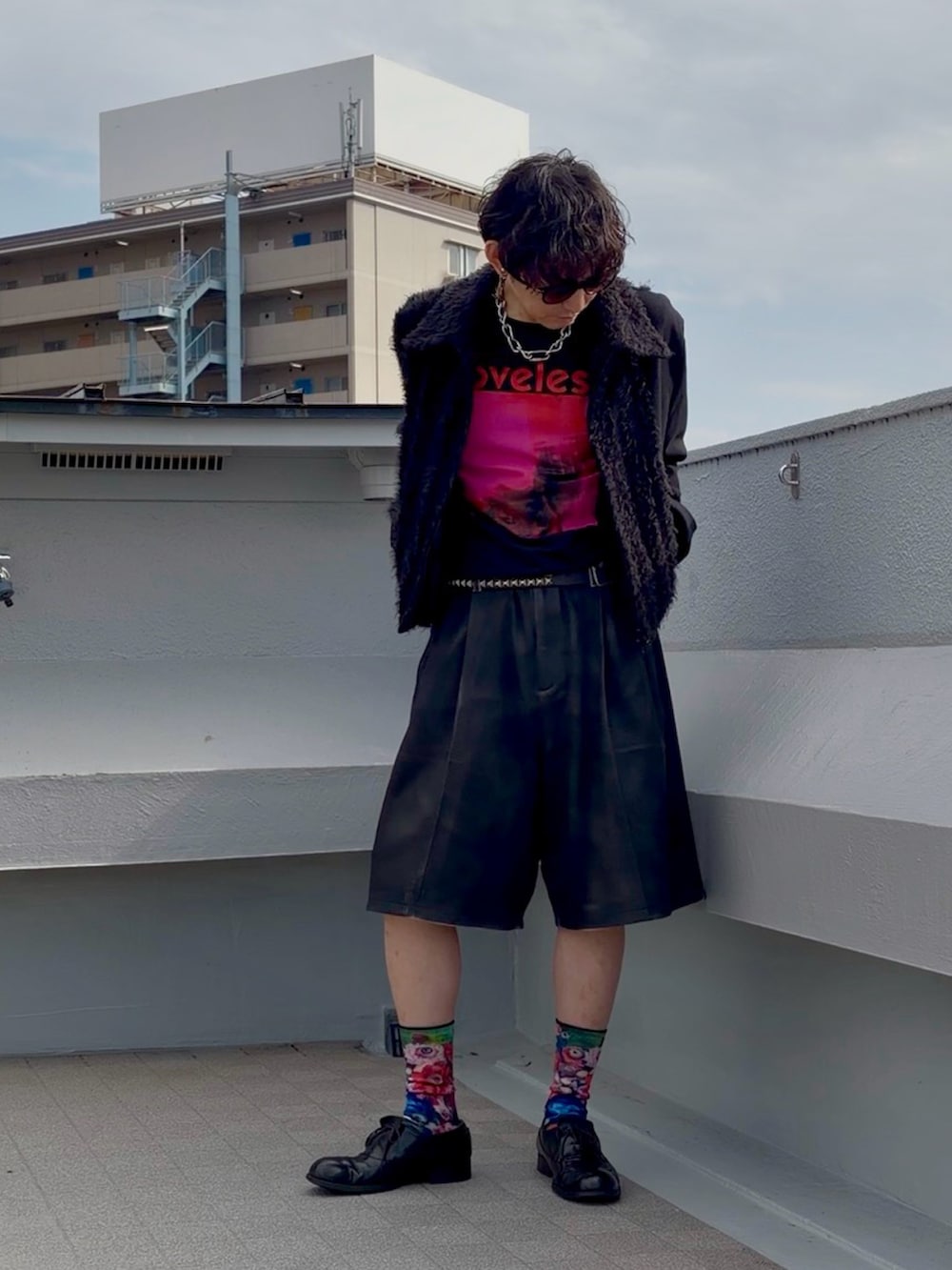 ブラック系のブルゾン、ブラック系のTシャツ/カットソー、ブラック系のその他パンツを着用したメンズの冬コーディネートの3枚目の写真