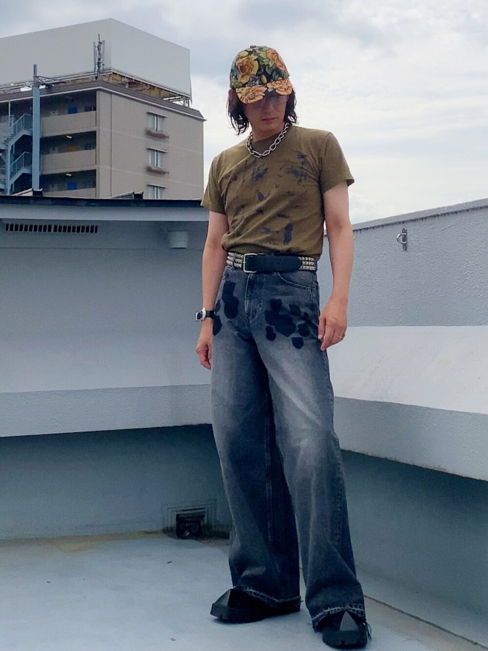 ブラック系のデニムパンツ、ベージュ系のTシャツ/カットソー、ブラック系のドレスシューズを着用したメンズの夏コーディネートの4枚目の写真