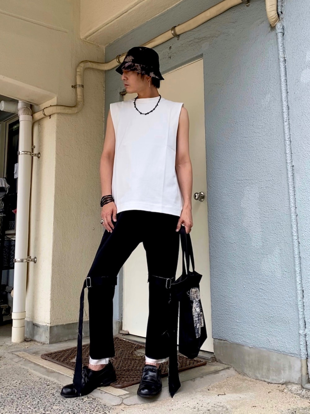 ブラック系のその他パンツ、ブラック系のドレスシューズ、ホワイト系のTシャツ/カットソーを着用したメンズの秋コーディネートの4枚目の写真