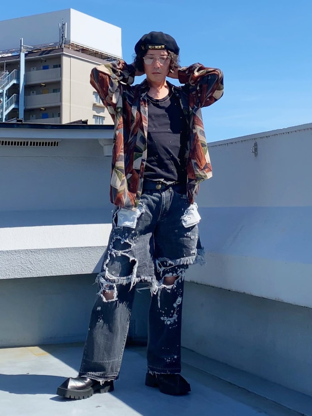 その他のシャツ/ブラウス、ブラック系のタンクトップ、ブラック系のデニムパンツを着用したメンズの秋コーディネートの3枚目の写真