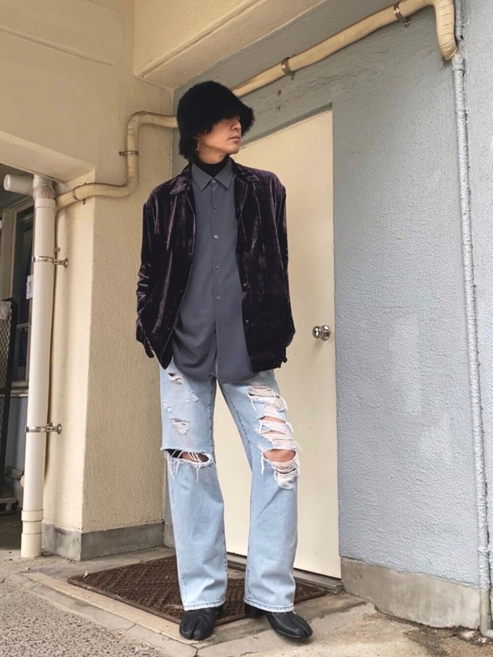 パープル系のシャツ/ブラウス、グレー系のシャツ/ブラウス、ブルー系のデニムパンツを着用したメンズの春コーディネートの5枚目の写真