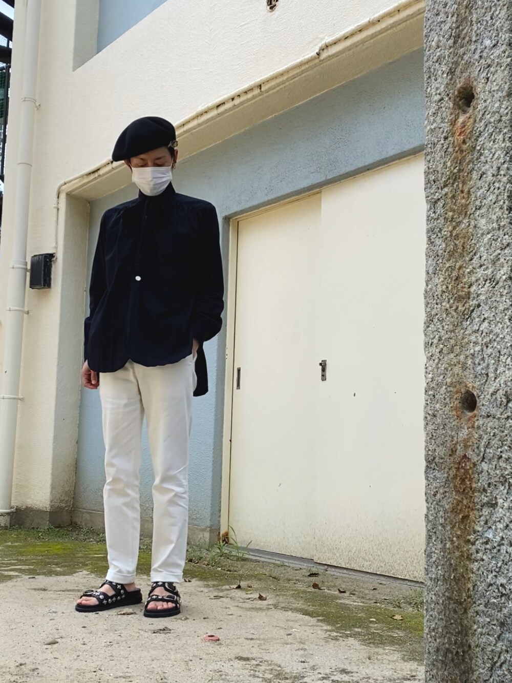 ブラック系のシャツ/ブラウス、ホワイト系のデニムパンツ、ブラック系のサンダルを着用したメンズの夏コーディネートの3枚目の写真