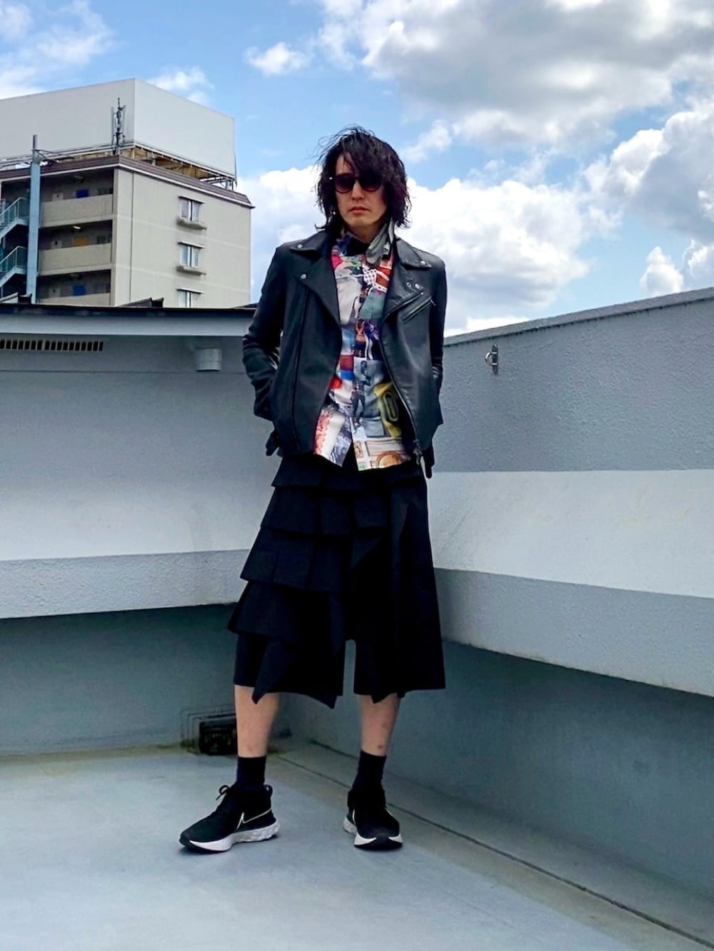 ブラック系のライダースジャケット、ブラック系の蝶ネクタイ、その他のシャツ/ブラウスを着用したメンズの春コーディネートの4枚目の写真