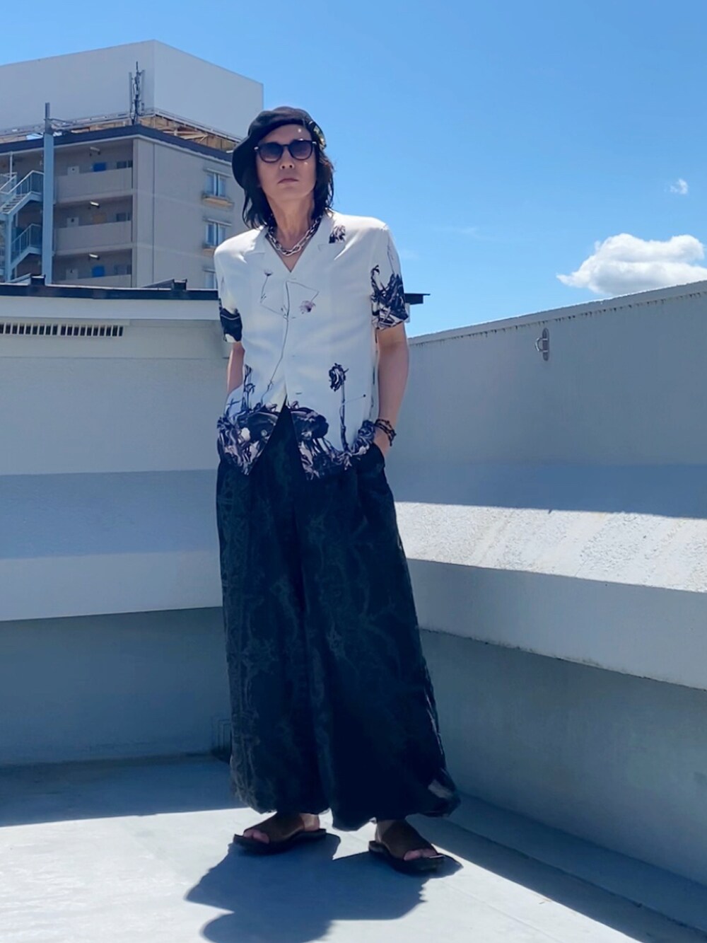 ブラウン系のサンダル、ホワイト系のシャツ/ブラウス、ブラック系のその他パンツを着用したメンズの夏コーディネートの5枚目の写真