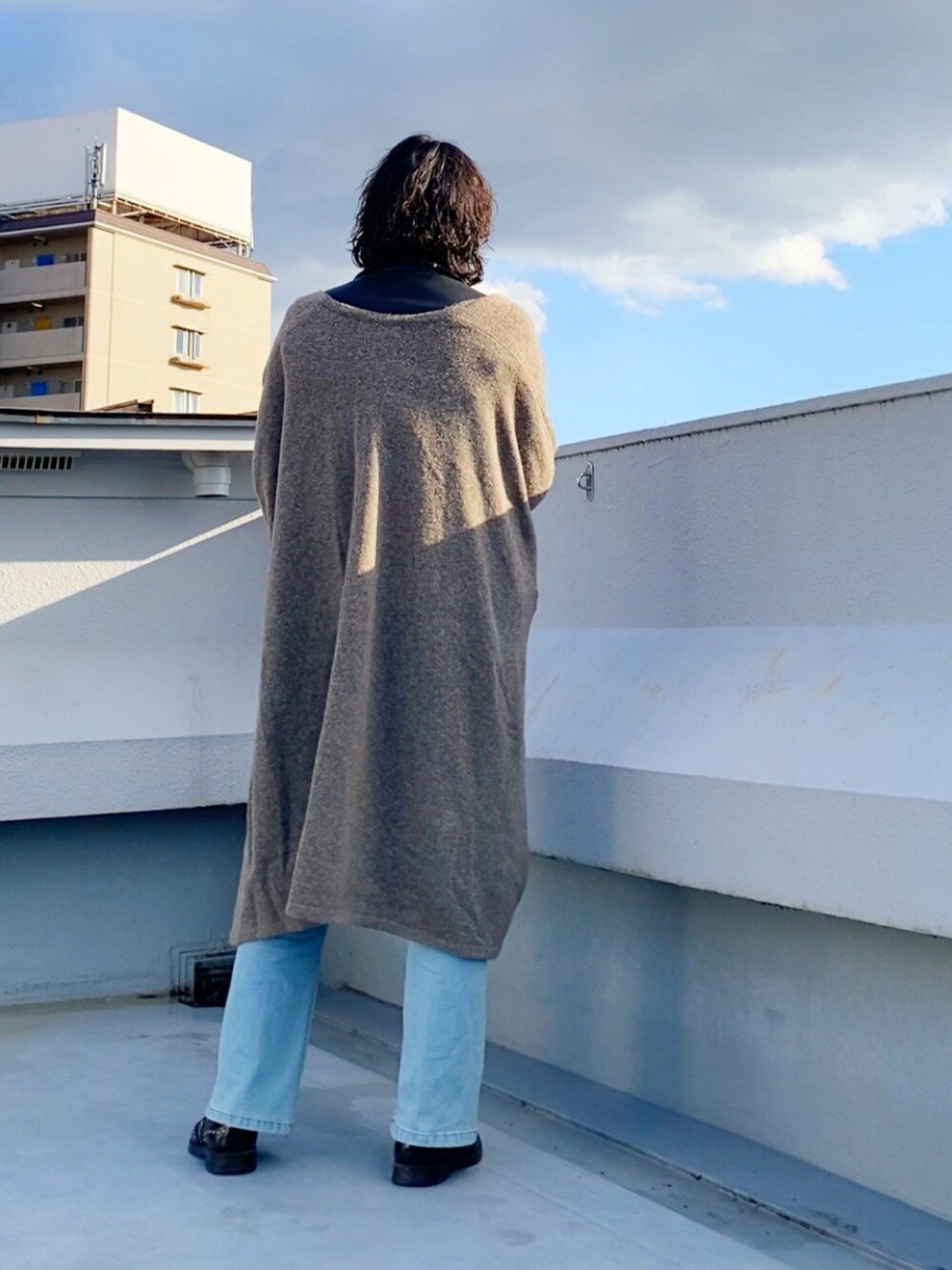 ベージュ系のカーディガン/ボレロ、ブラック系のライダースジャケット、グリーン系のシャツ/ブラウスを着用したメンズの冬コーディネートの3枚目の写真