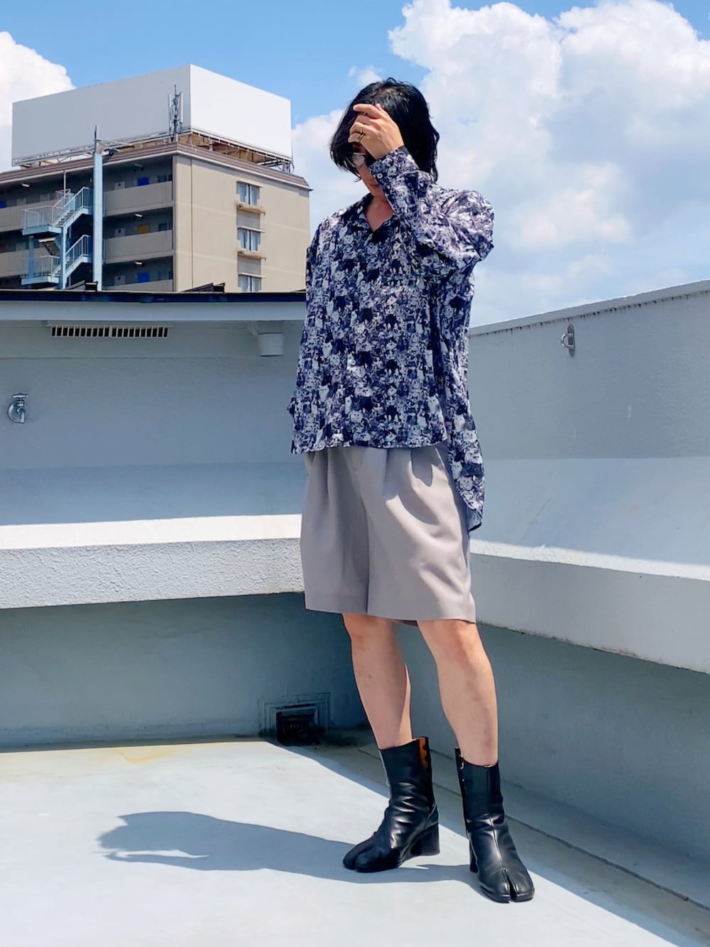 ブラック系のシャツ/ブラウス、ブラック系のブーツ、グレー系のその他パンツを着用したメンズの夏コーディネートの2枚目の写真