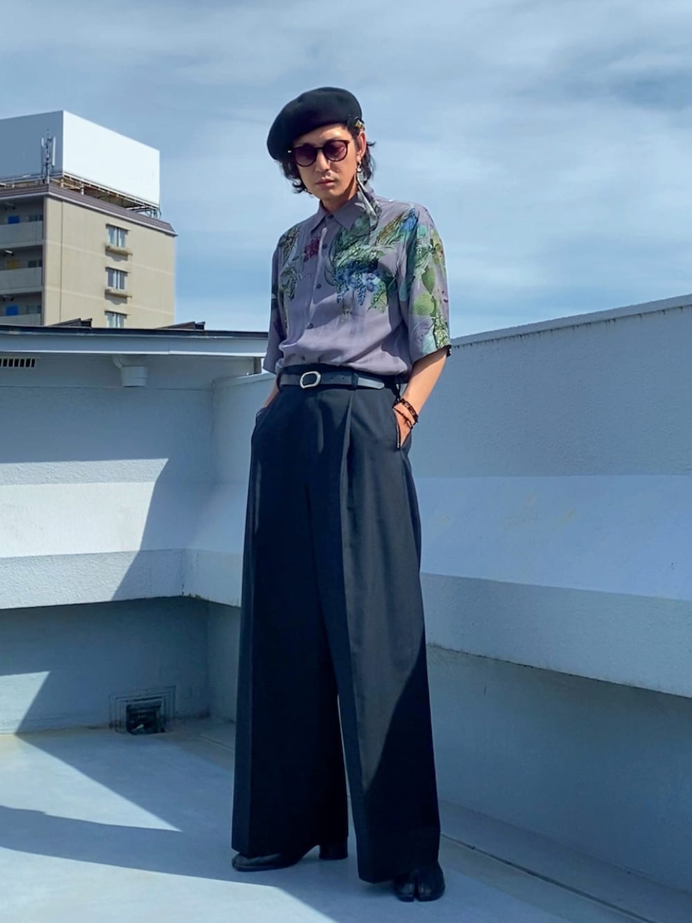 パープル系のシャツ/ブラウス、ブラック系のスラックス、ブラック系のブーツを着用したメンズの夏コーディネートの2枚目の写真