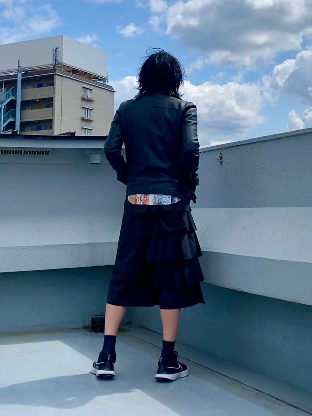 ブラック系のライダースジャケット、ブラック系の蝶ネクタイ、その他のシャツ/ブラウスを着用したメンズの春コーディネートの3枚目の写真