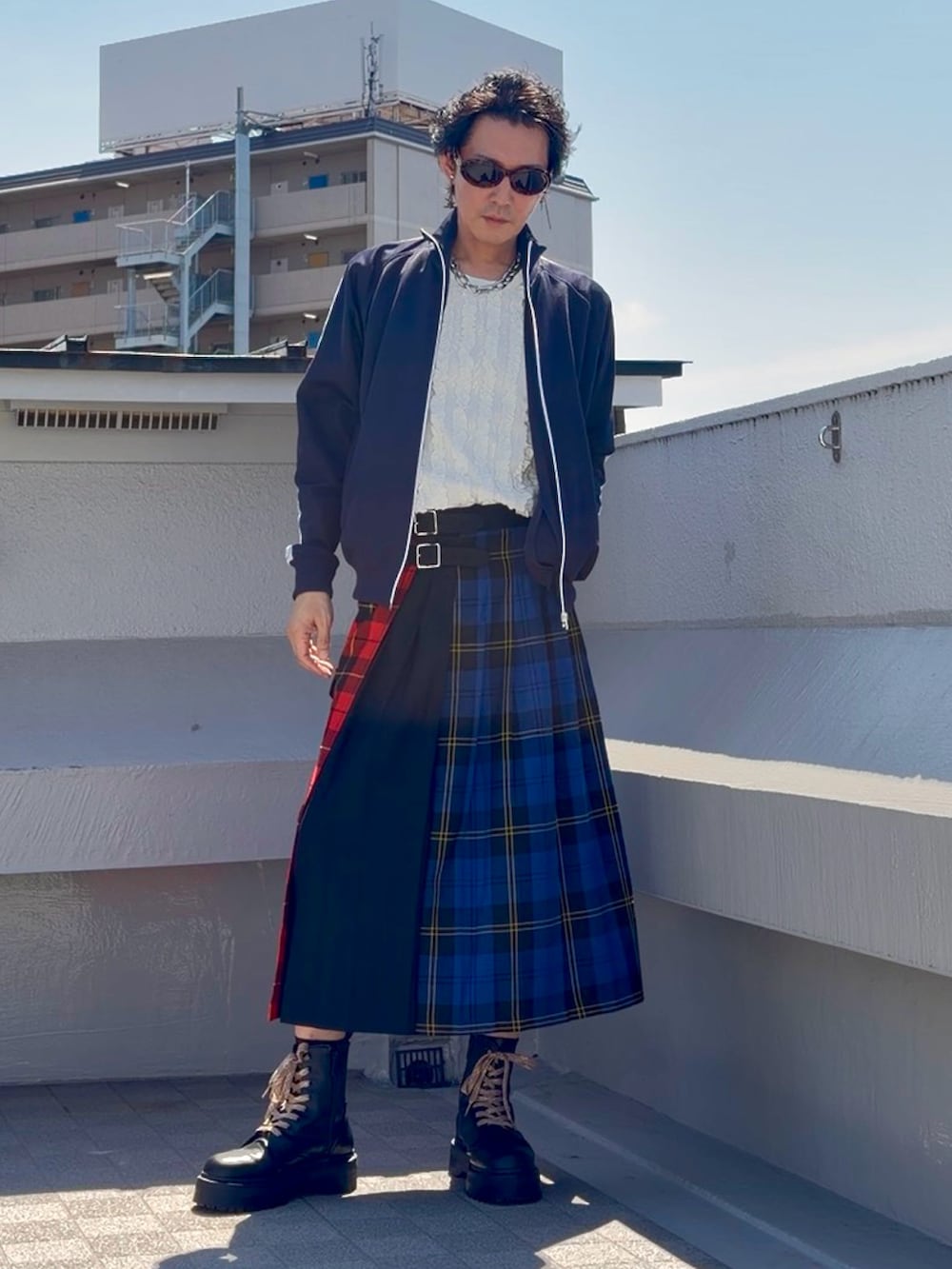 ブラック系のブーツ、ブルー系のジャージ、ホワイト系のTシャツ/カットソーを着用したメンズの秋コーディネートの5枚目の写真