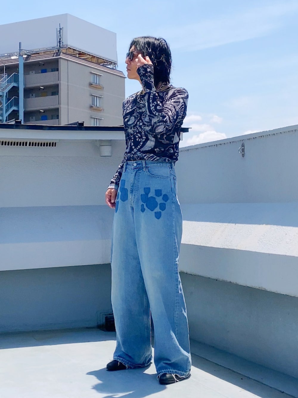 ブラック系のブーツ、ブルー系のデニムパンツ、ブラック系のTシャツ/カットソーを着用したメンズの夏コーディネートの5枚目の写真