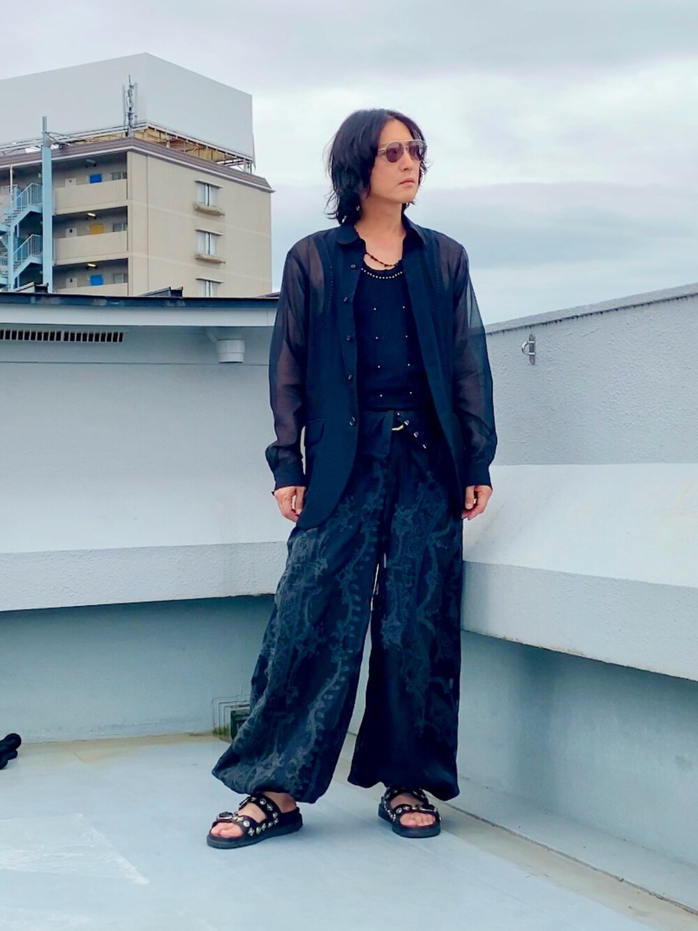 ブラック系のシャツ/ブラウス、ブラック系のサンダル、ブラック系のタンクトップを着用したメンズの夏コーディネートの4枚目の写真