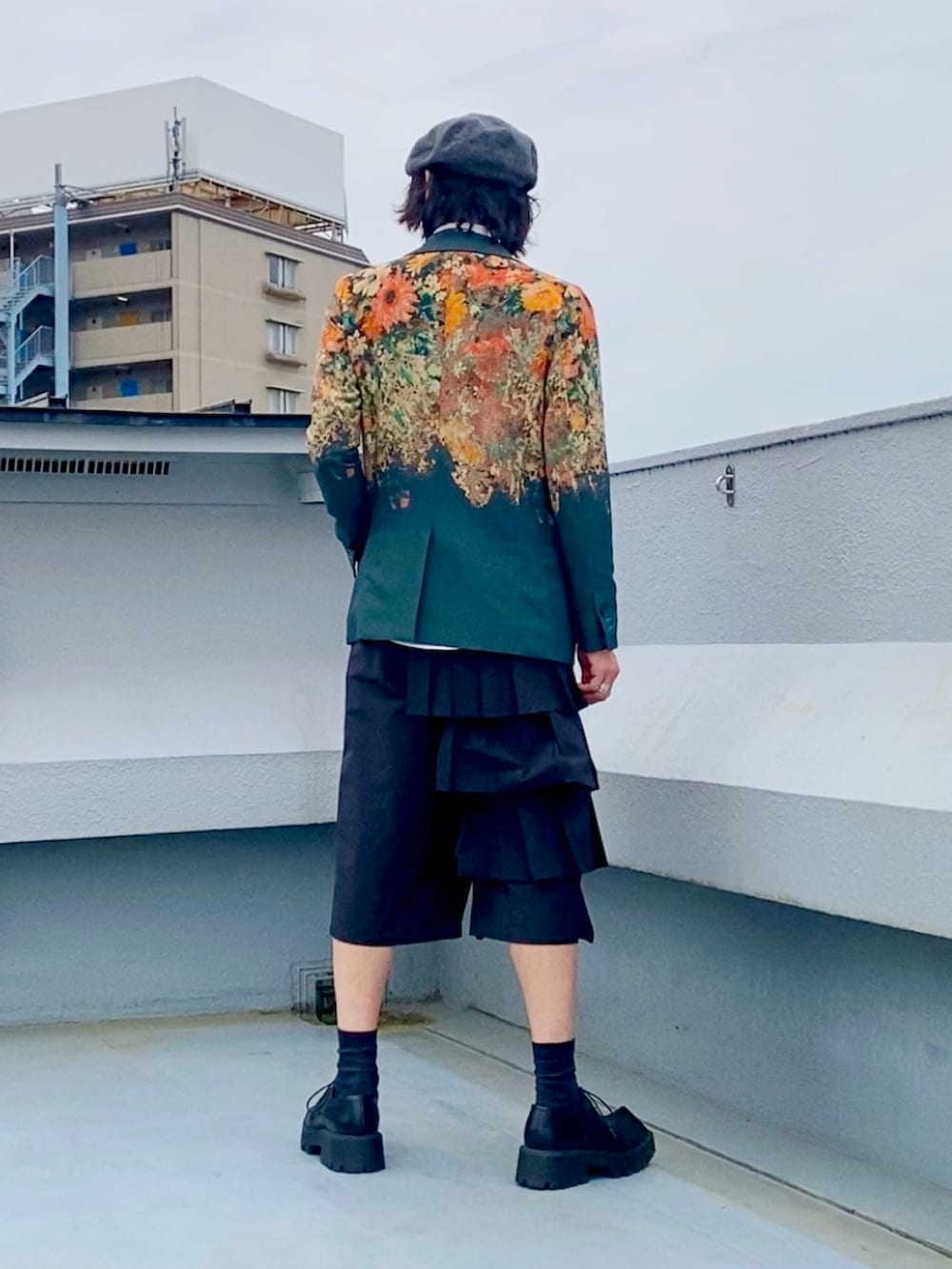 その他のテーラードジャケット、ホワイト系のシャツ/ブラウス、ブラック系のパンツを着用したメンズの春コーディネートの5枚目の写真